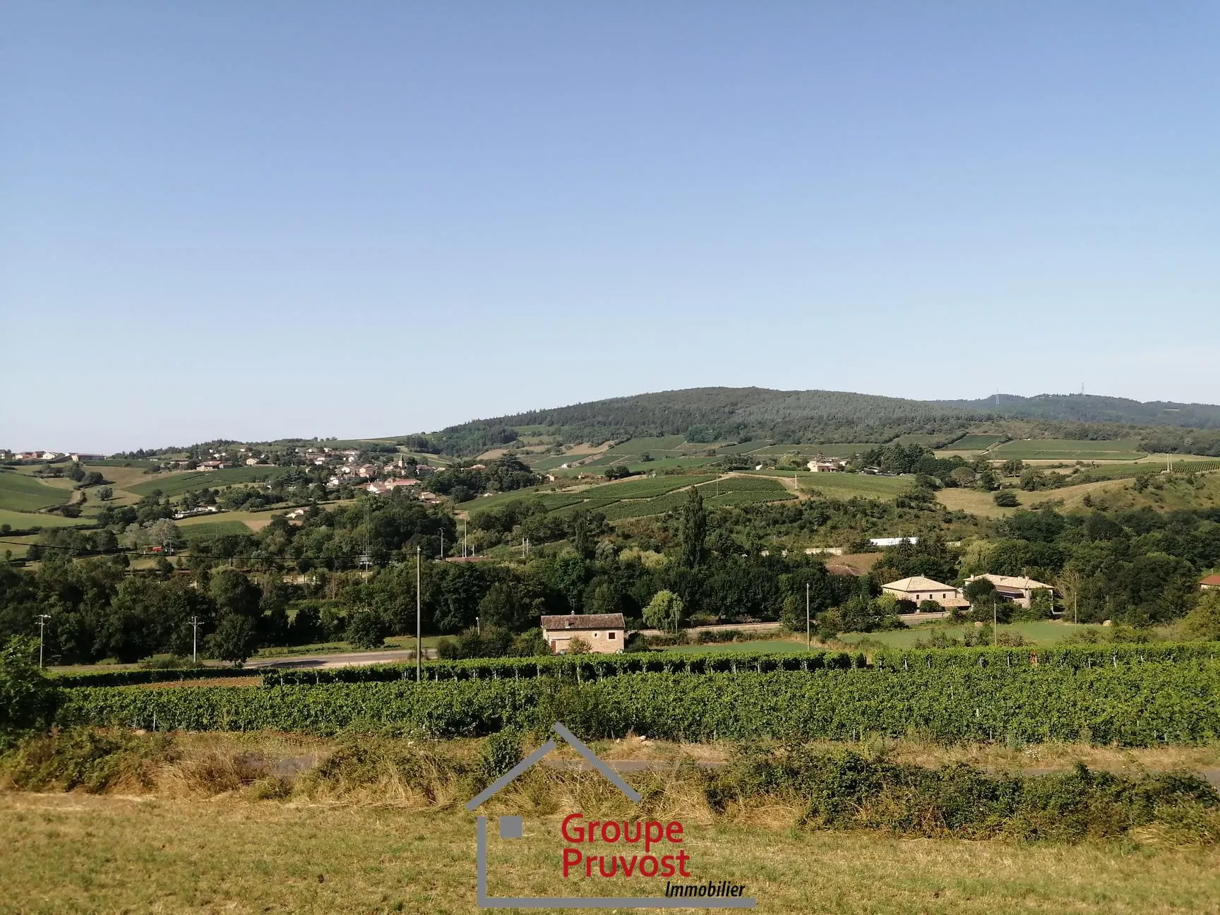 Terrain constructible hors lotissement avec belle vue près de Mâcon 