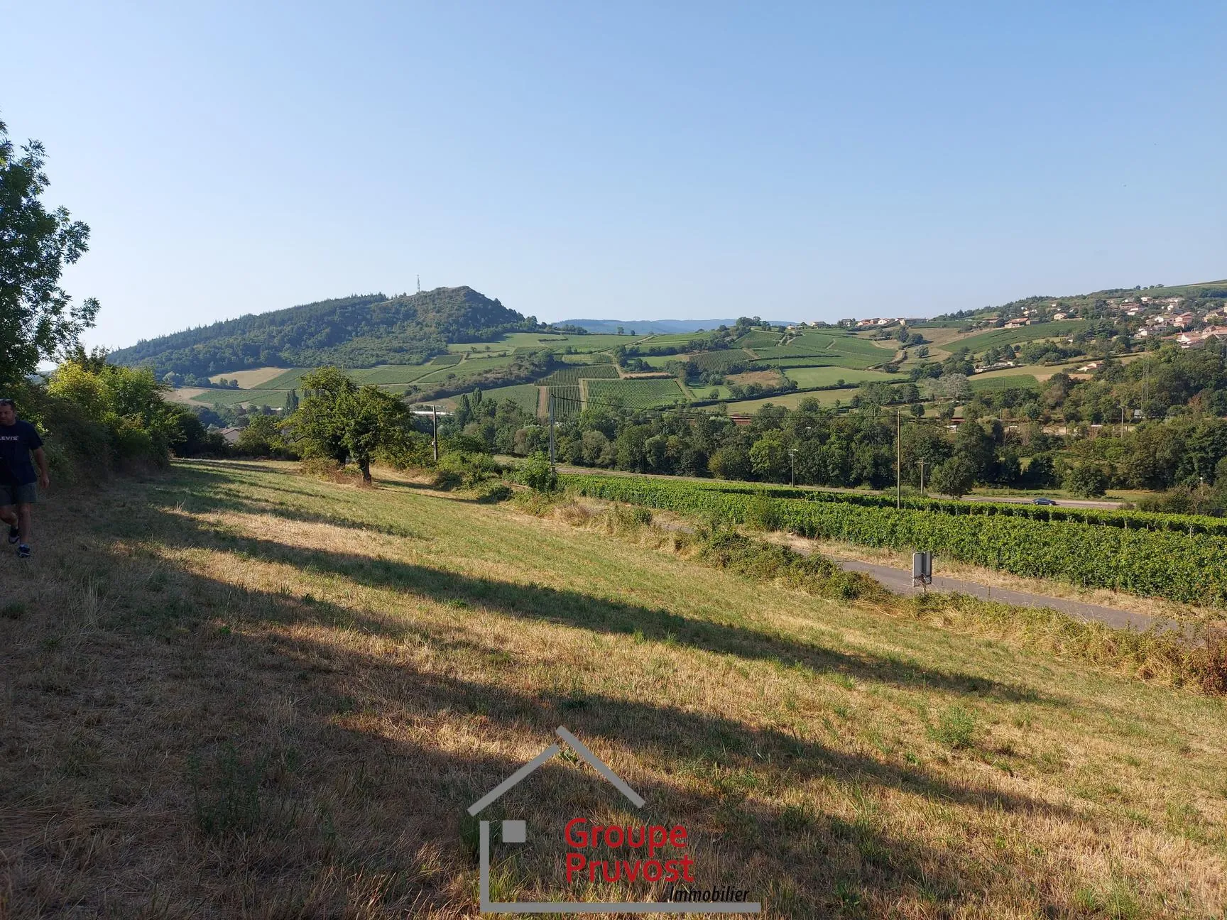 Terrain constructible hors lotissement avec belle vue près de Mâcon 