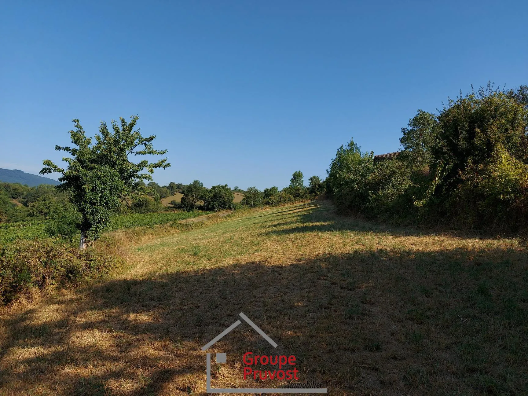 Terrain constructible hors lotissement avec belle vue près de Mâcon 