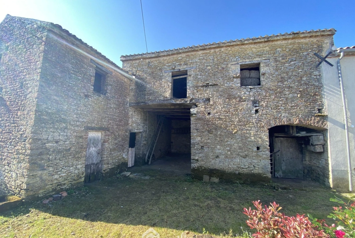 Grande grange à rénover de 190 m² à Sigournais avec fort potentiel 