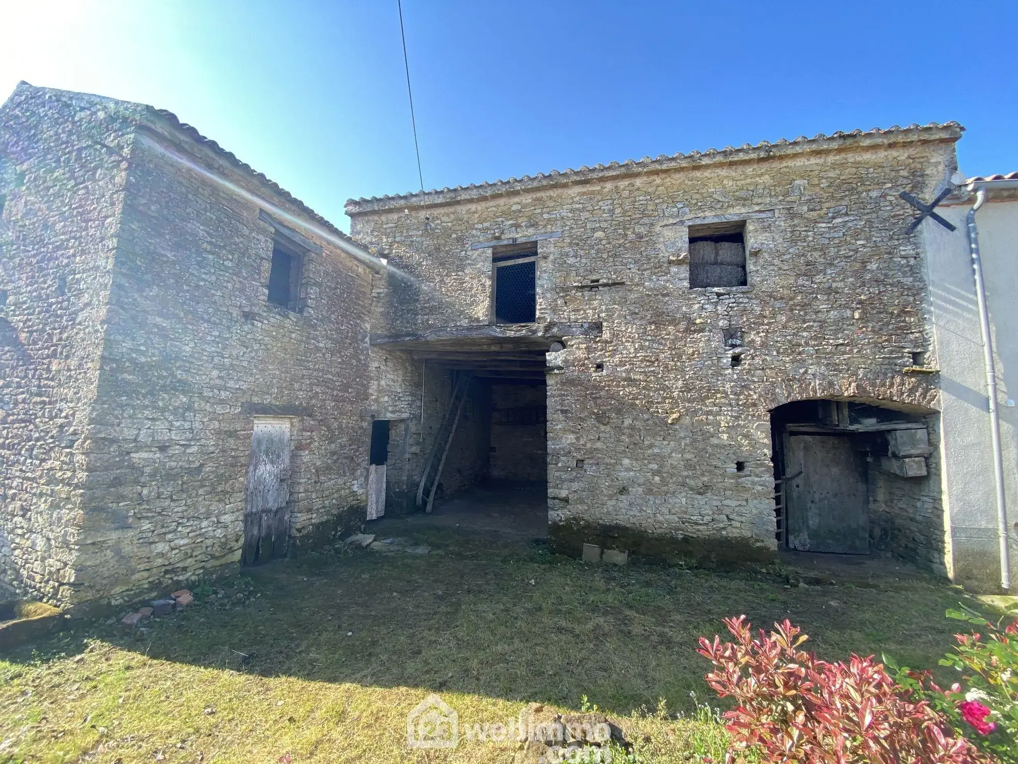 Grande grange à rénover de 190 m² à Sigournais avec fort potentiel 