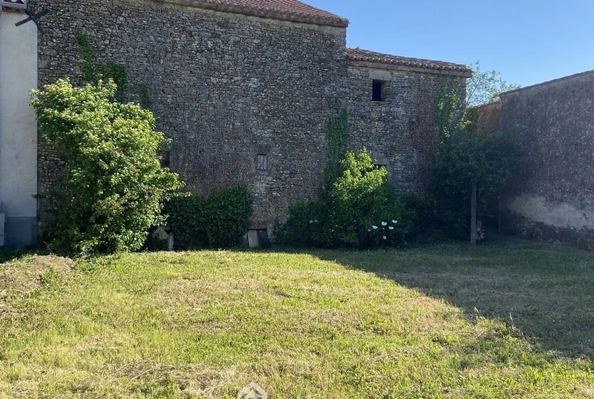 Grande grange à rénover de 190 m² à Sigournais avec fort potentiel 