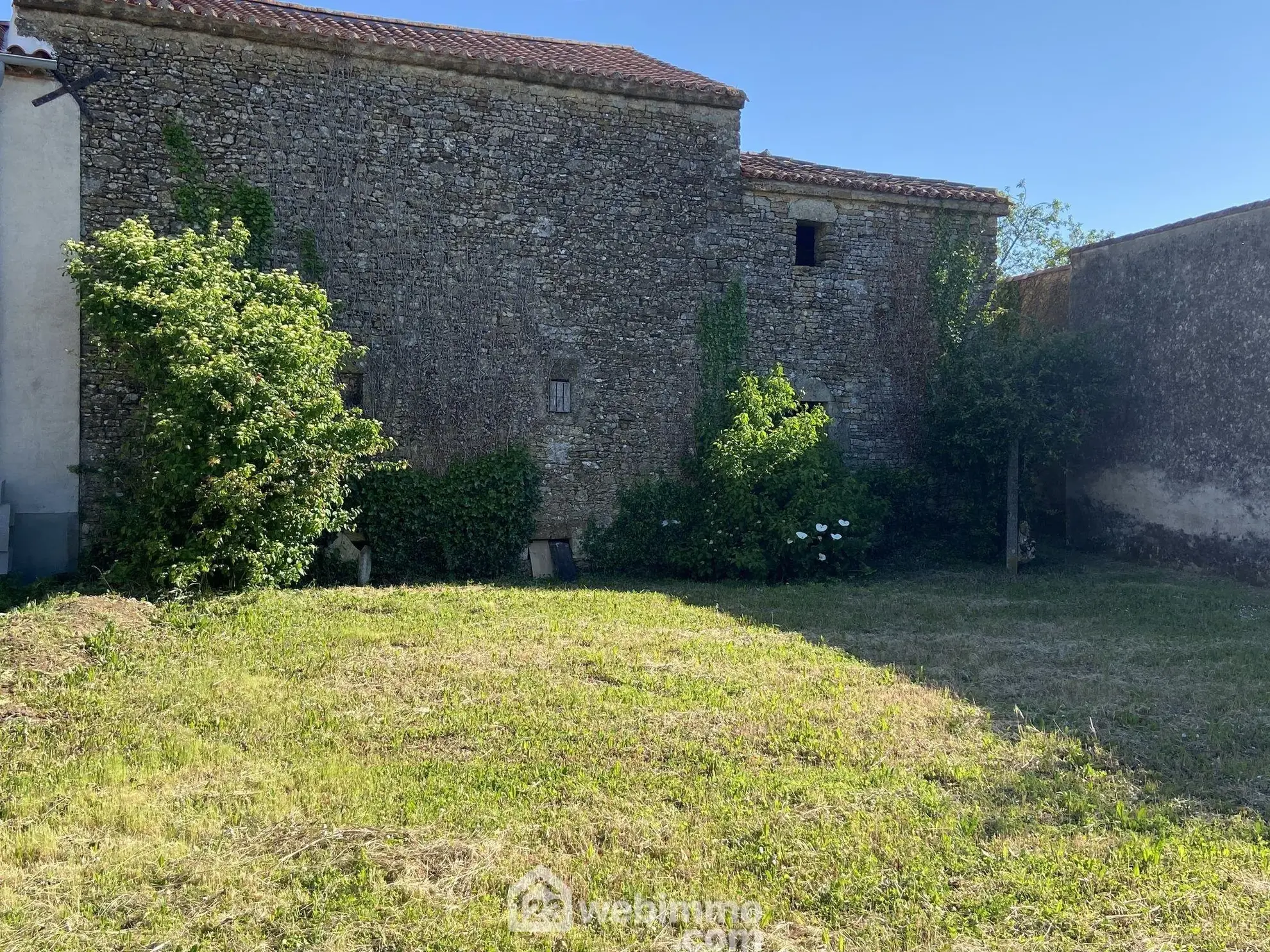 Grande grange à rénover de 190 m² à Sigournais avec fort potentiel 