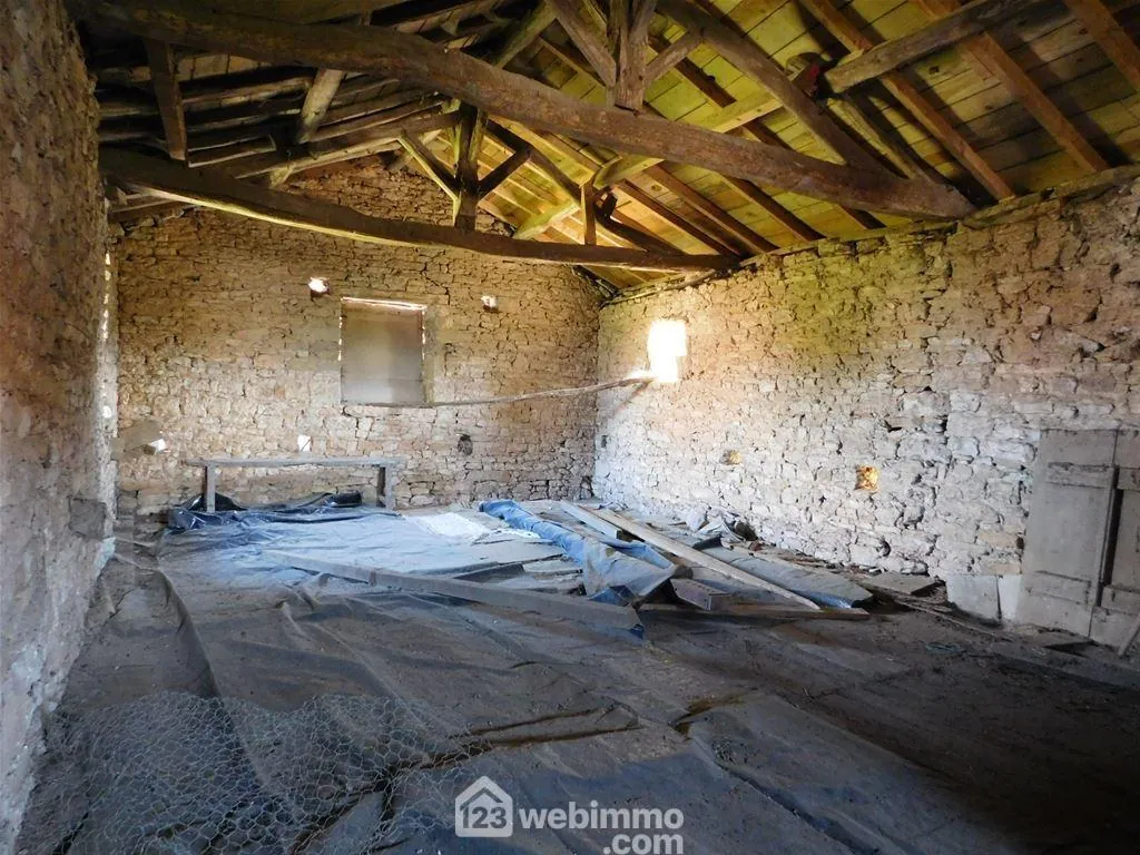 Grande grange à rénover de 190 m² à Sigournais avec fort potentiel 