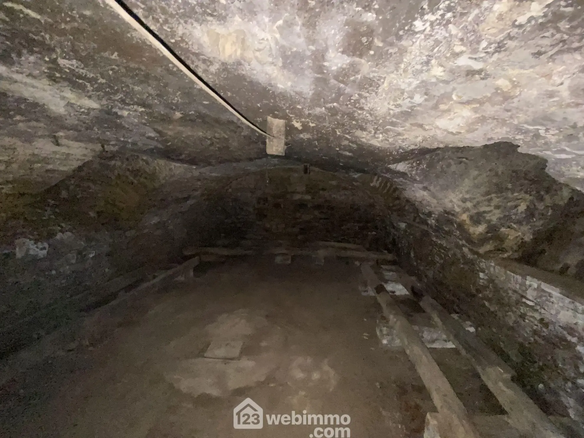 Grande grange à rénover de 190 m² à Sigournais avec fort potentiel 