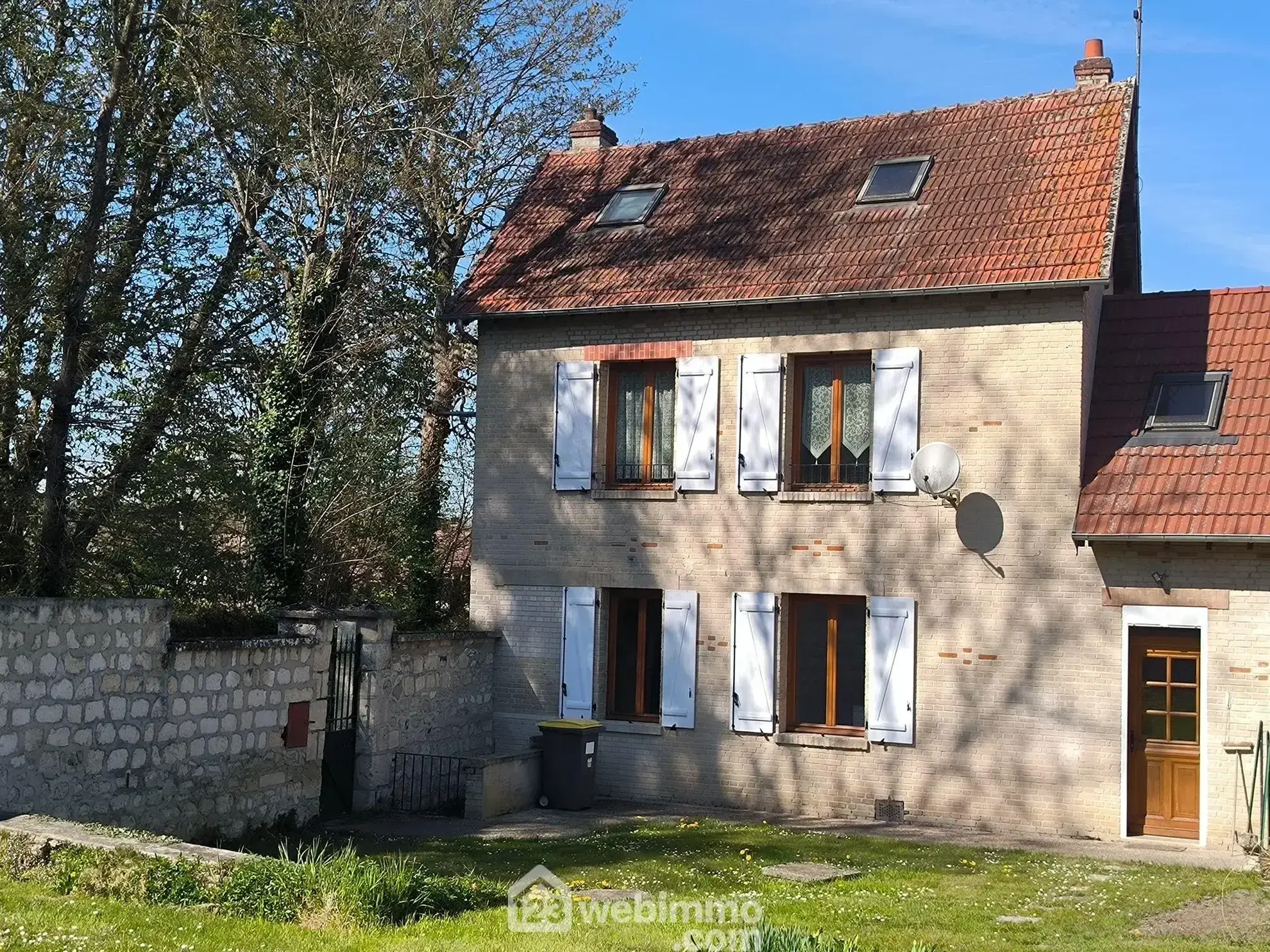Ensemble immobilier de 182 m² à Presles-et-Boves, idéal pour investissement ou résidence principale 