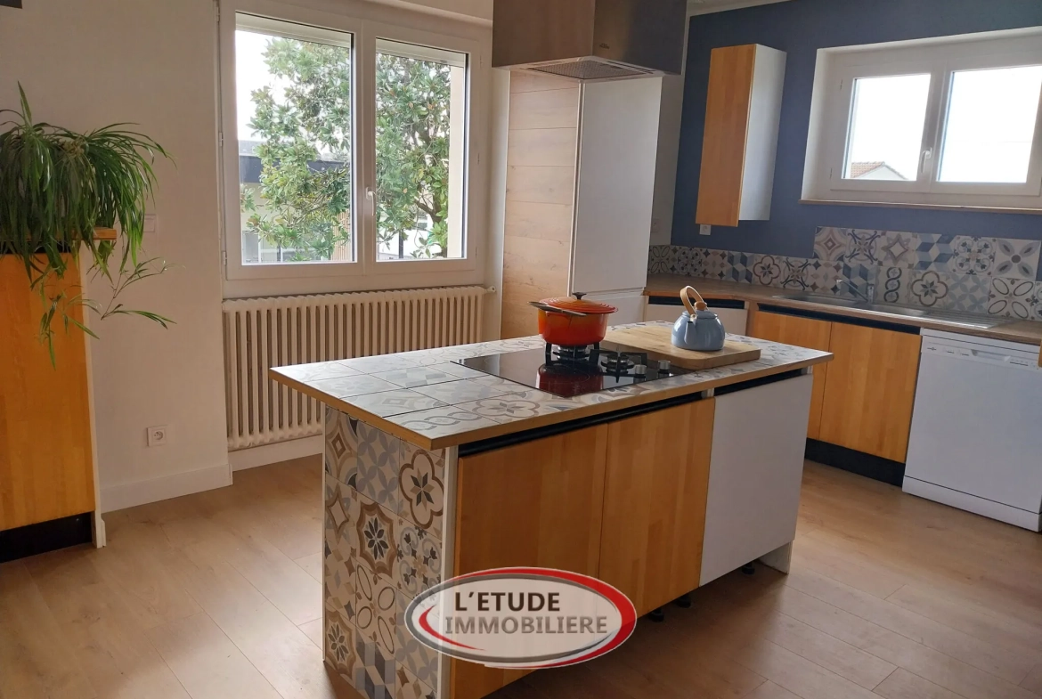 Maison rénovée en 2024 à Légé - 133 m² habitables + annexes, terrain clos 1082 m² 