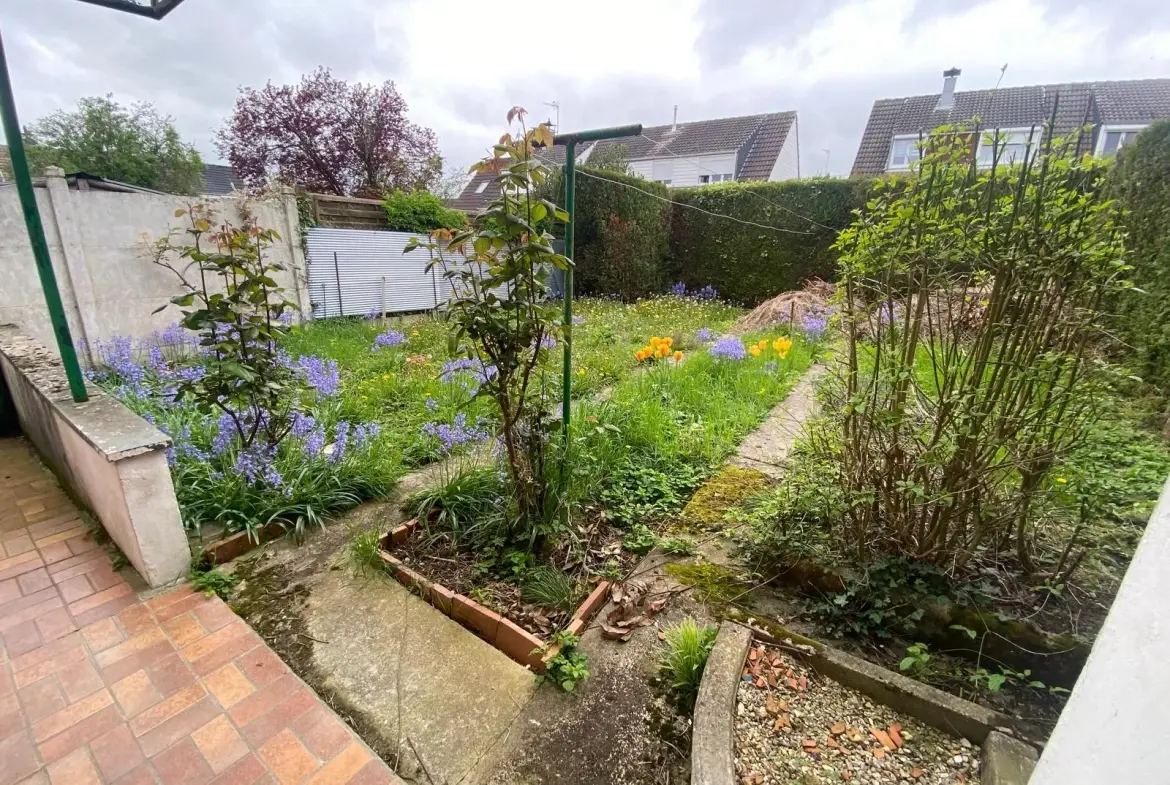 Maison à vendre à Moreuil avec jardin, 3 chambres, garage et quartier calme 