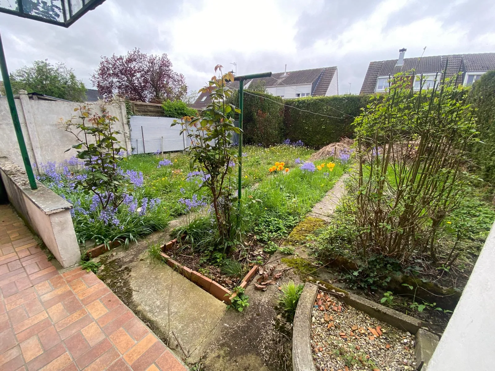 Maison à vendre à Moreuil avec jardin, 3 chambres, garage et quartier calme 