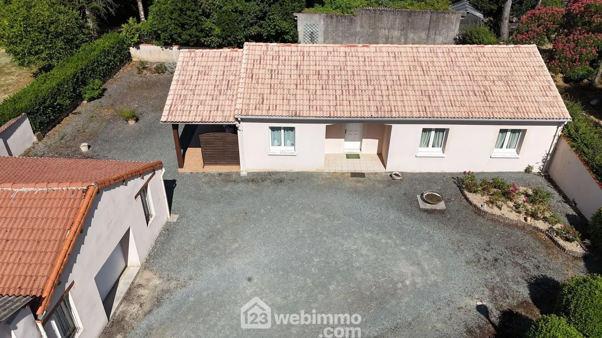 Belle maison de plain-pied de 101 m² à Saint-Pardoux avec garage et terrasse 