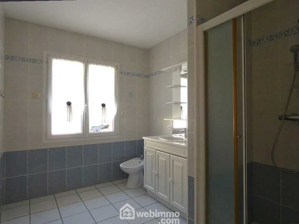 Belle maison de plain-pied de 101 m² à Saint-Pardoux avec garage et terrasse 