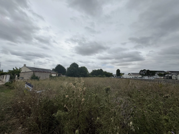 Terrain constructible de 1122 m² à Boulay-les-Barres, charmant environnement