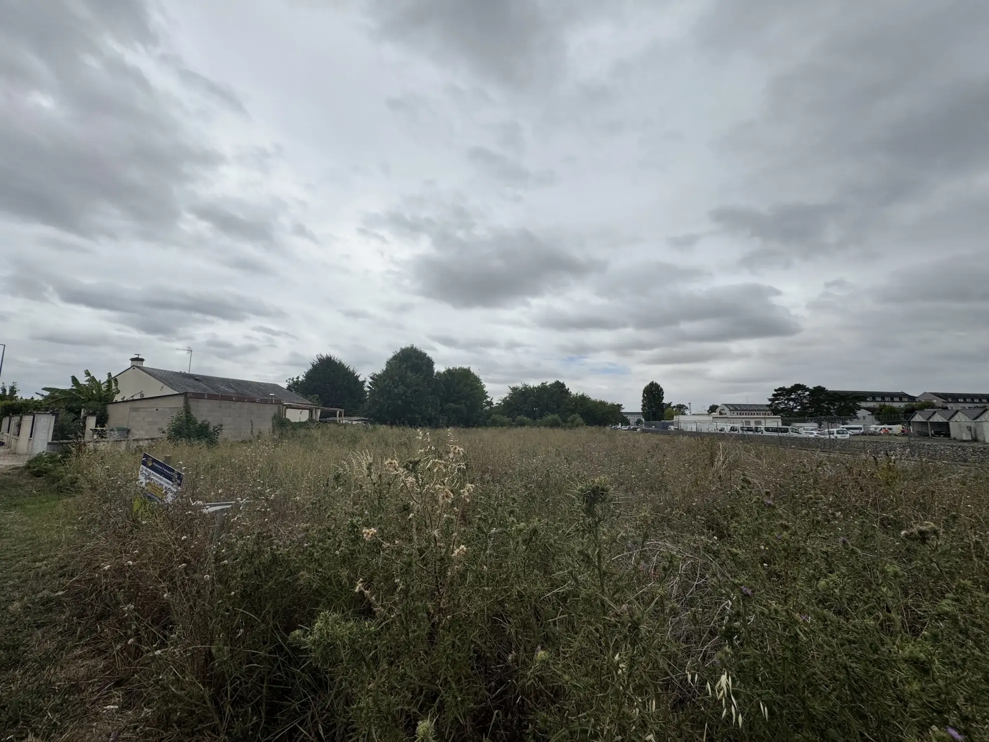Terrain constructible de 1122 m² à Boulay-les-Barres, charmant environnement 