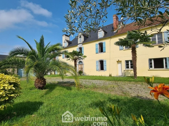 Belle propriété à Montaut avec vue sur les Pyrénées, grand terrain et potentiel de rénovation