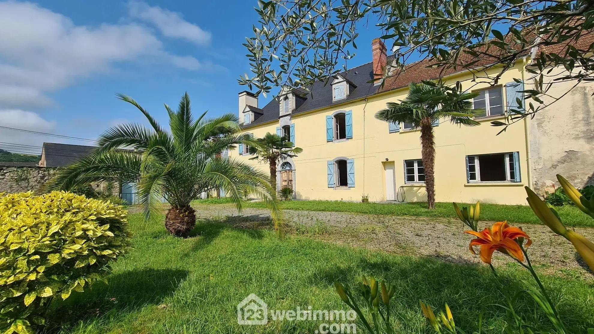 Belle propriété à Montaut avec vue sur les Pyrénées, grand terrain et potentiel de rénovation 