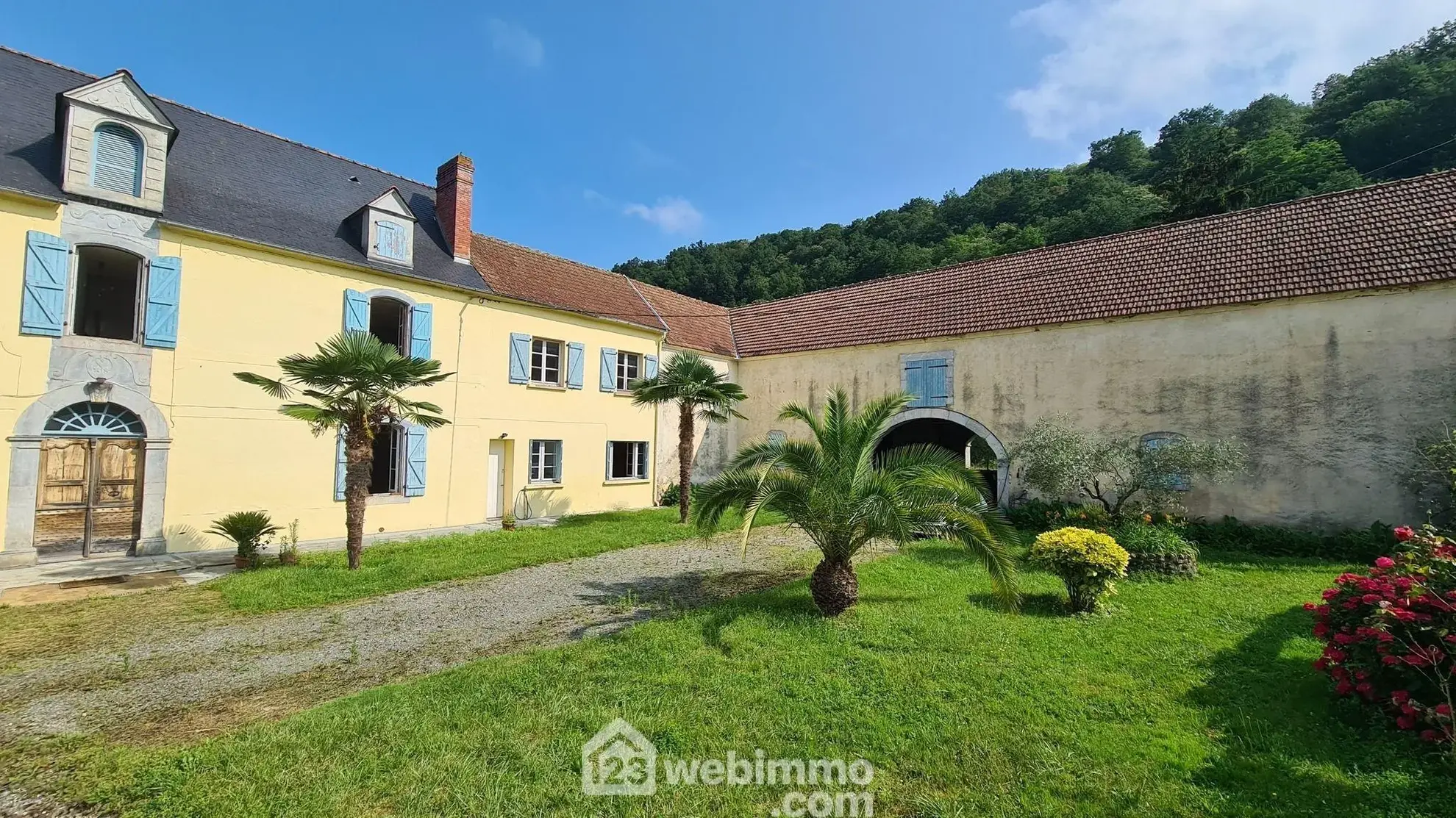 Belle propriété à Montaut avec vue sur les Pyrénées, grand terrain et potentiel de rénovation 