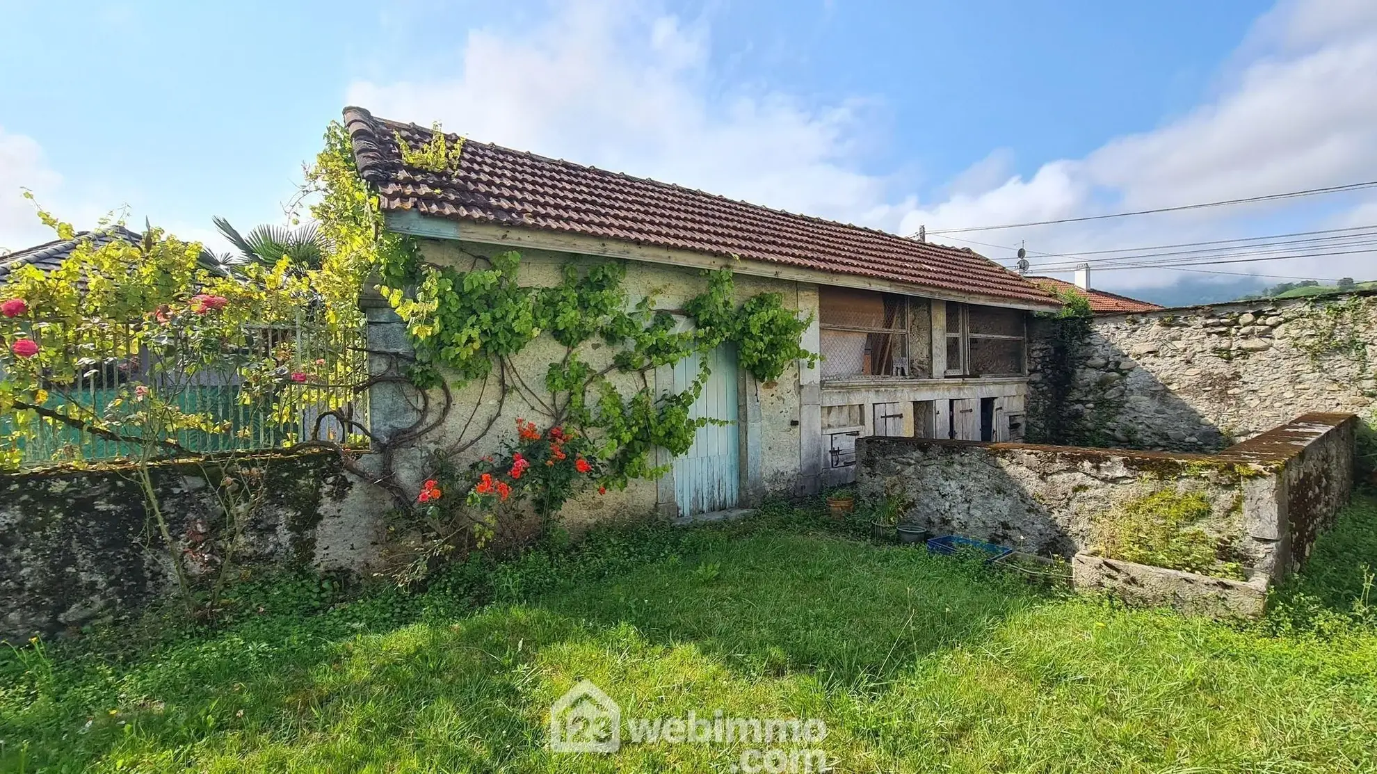 Belle propriété à Montaut avec vue sur les Pyrénées, grand terrain et potentiel de rénovation 