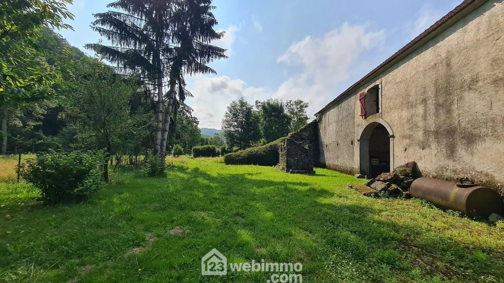 Belle propriété à Montaut avec vue sur les Pyrénées, grand terrain et potentiel de rénovation 