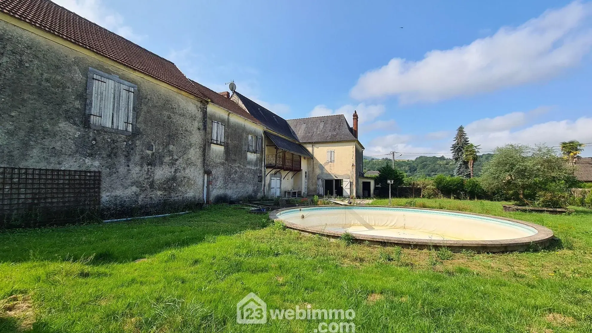 Belle propriété à Montaut avec vue sur les Pyrénées, grand terrain et potentiel de rénovation 