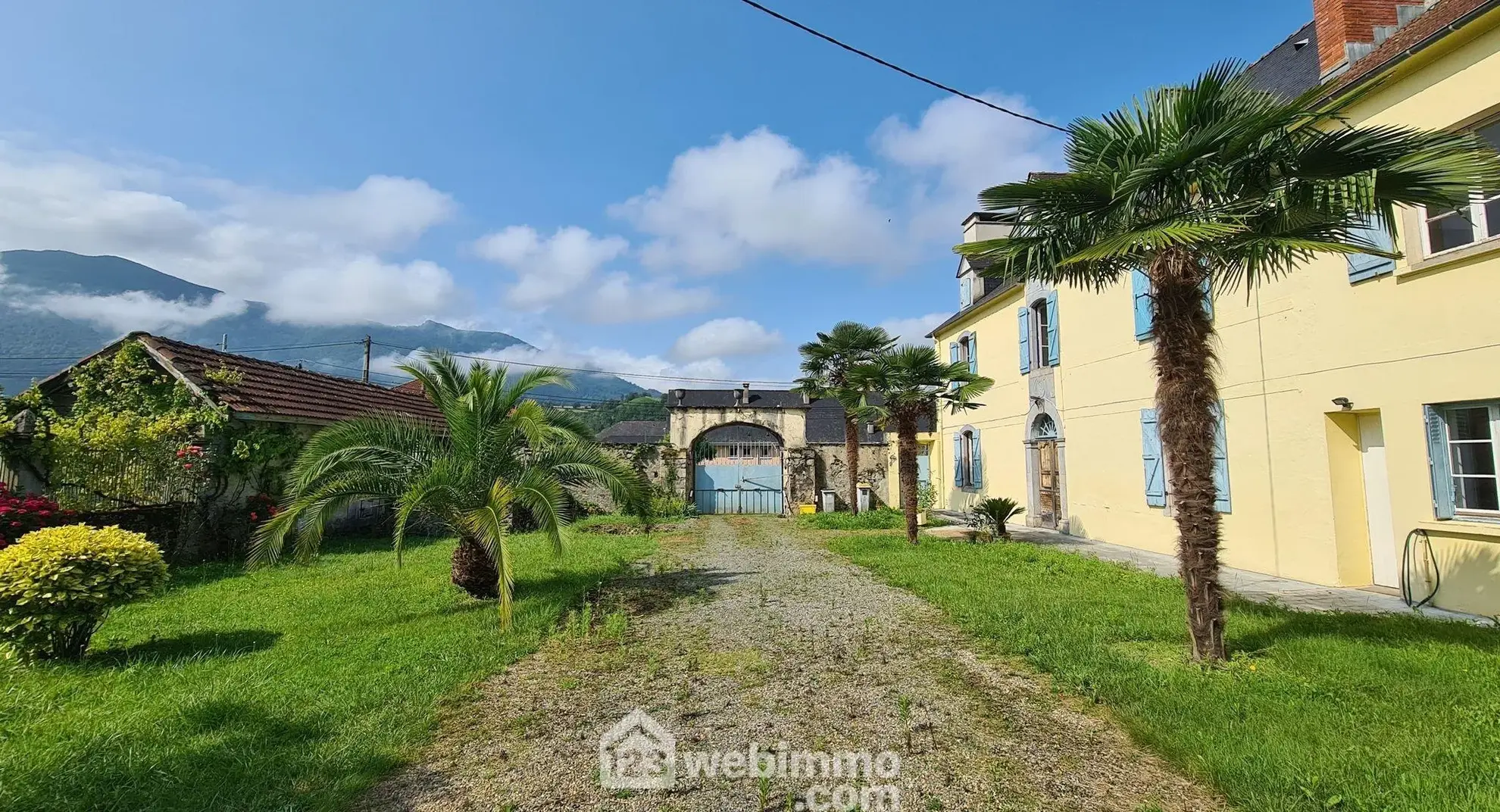 Belle propriété à Montaut avec vue sur les Pyrénées, grand terrain et potentiel de rénovation 