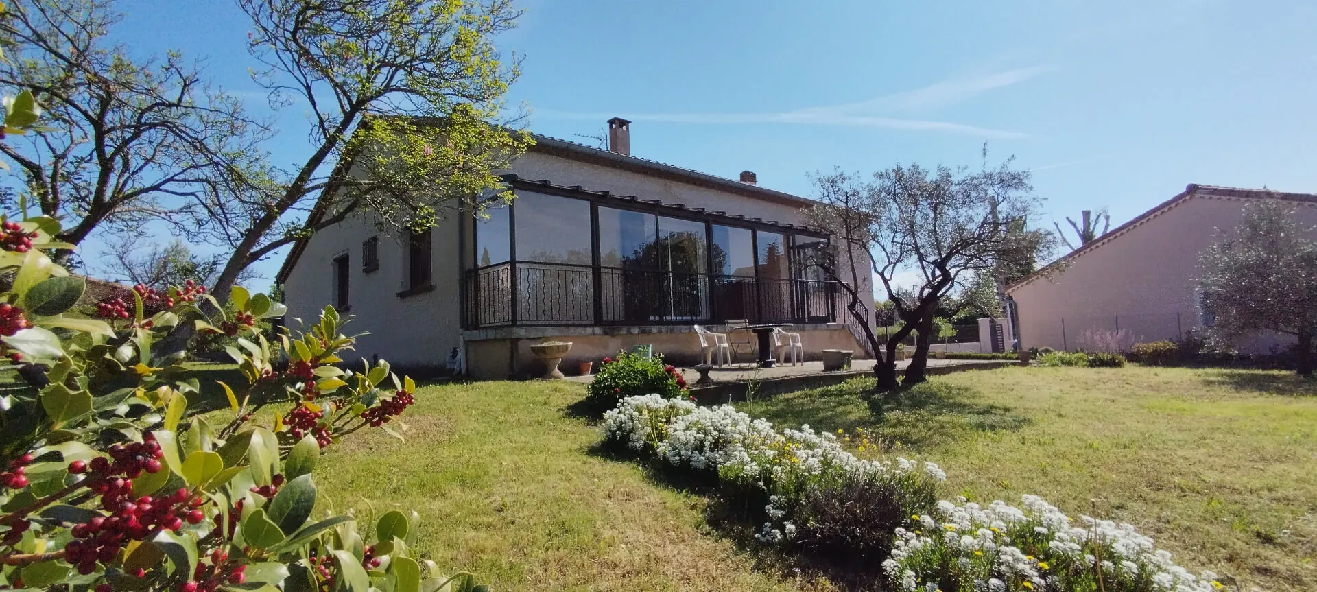 Maison 110 m² avec jardin à Laragne Monteglin - 3 chambres, sous-sol, véranda 