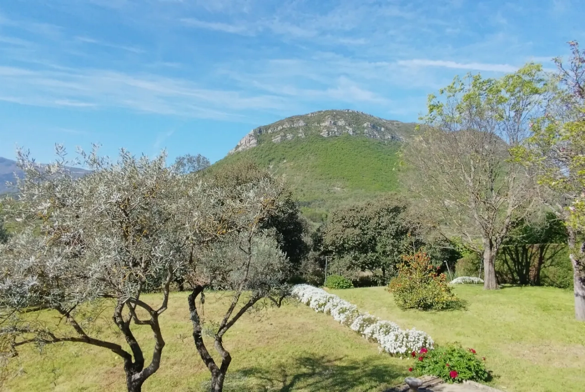 Maison 110 m² avec jardin à Laragne Monteglin - 3 chambres, sous-sol, véranda 