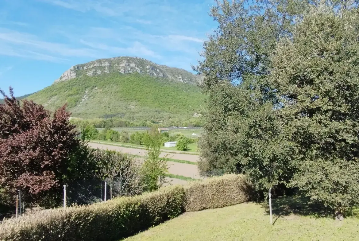 Maison 110 m² avec jardin à Laragne Monteglin - 3 chambres, sous-sol, véranda 