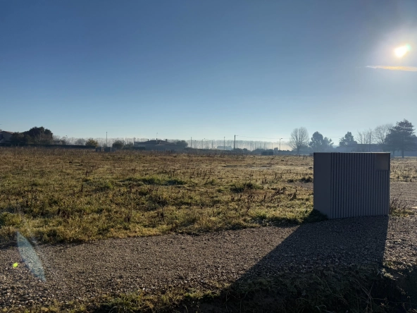 Terrain constructible viabilisé de 758 m² à Damazan près de l'A62