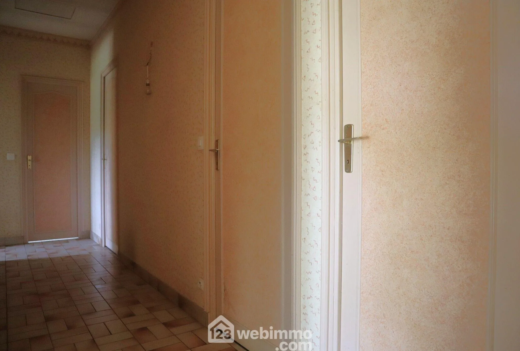 Maison plain-pied avec sous-sol à Bignoux sur terrain de 2187 m² 
