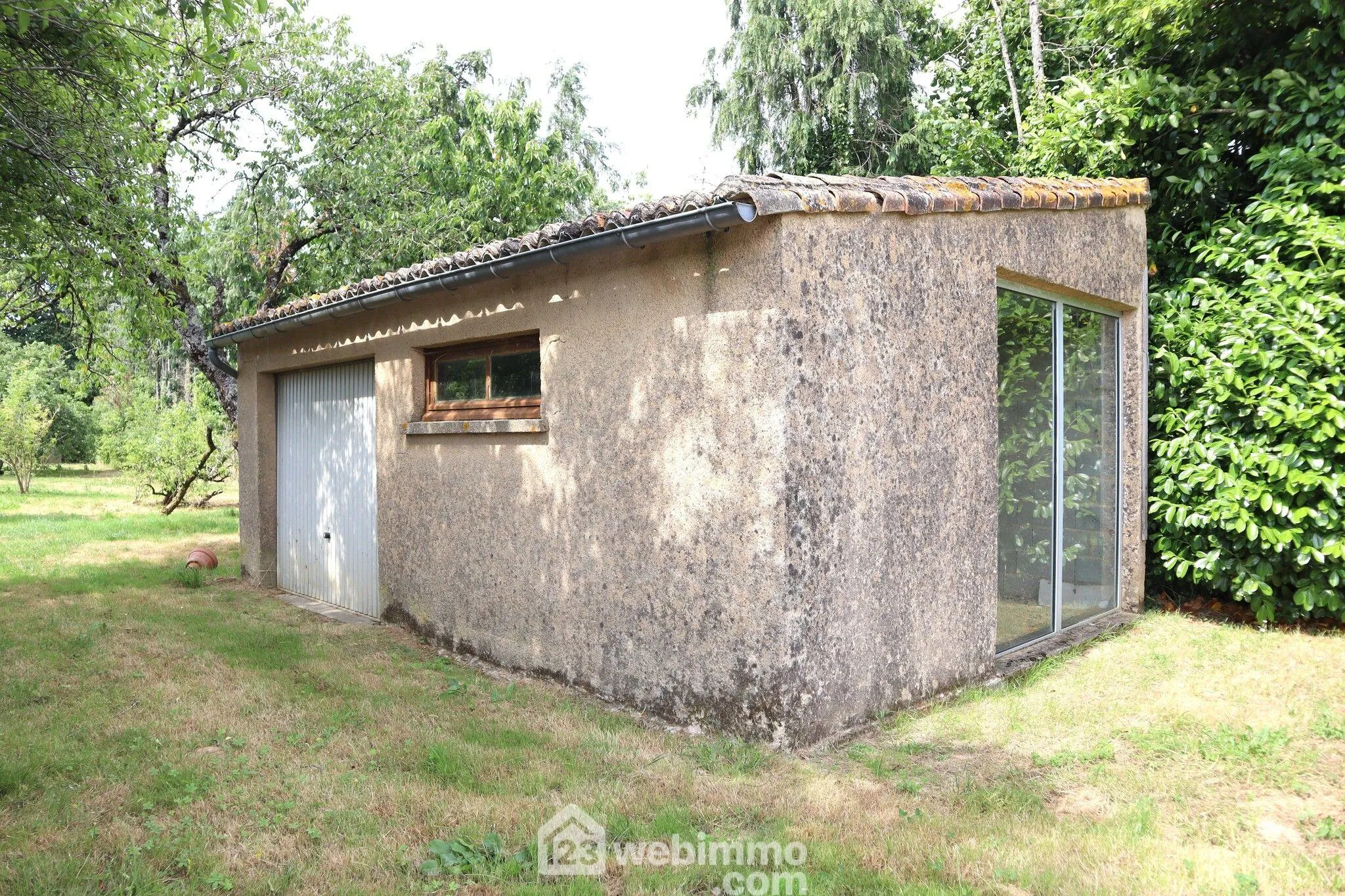 Maison plain-pied avec sous-sol à Bignoux sur terrain de 2187 m² 