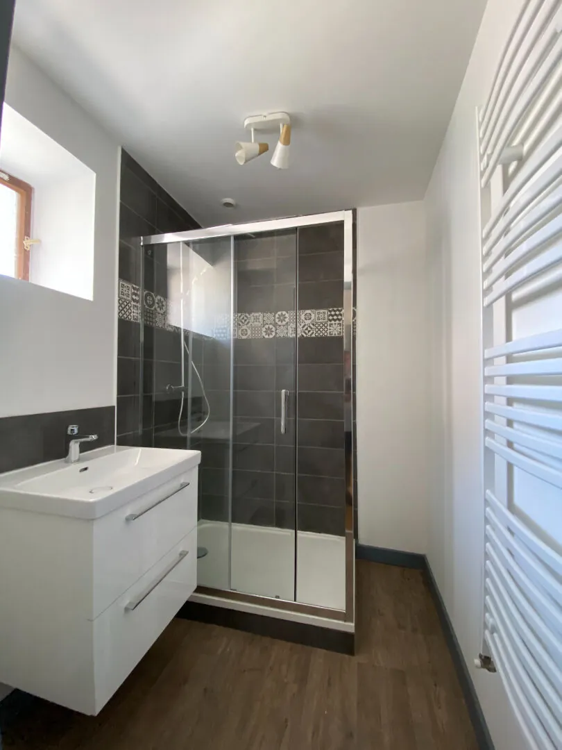 Appartement 2 pièces loué à Pau, centre-ville lumineux et proche commodités 