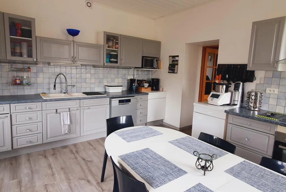Belle maison rénovée avec 4 chambres, jardin de 800 m², garage et cave à Laveline-Devant-Bruyères 