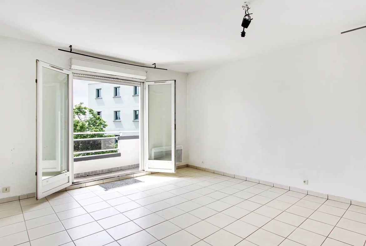 Belle appartement de 28 m² à Fresnes avec stationnement et cave 