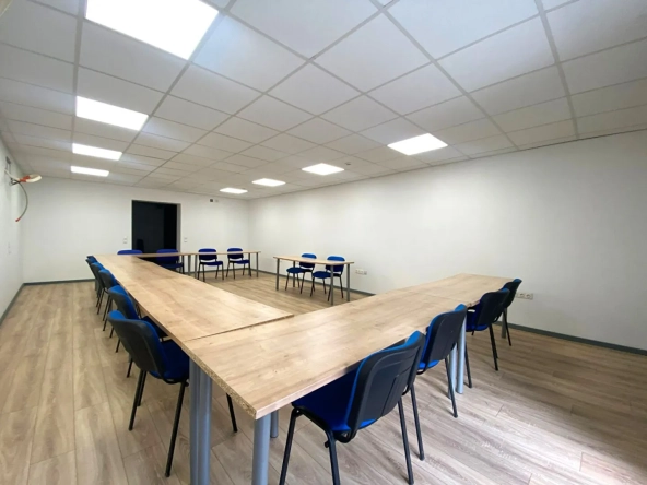 Local d'activité de 175 m² à Pau idéal pour divers projets, emplacement stratégique