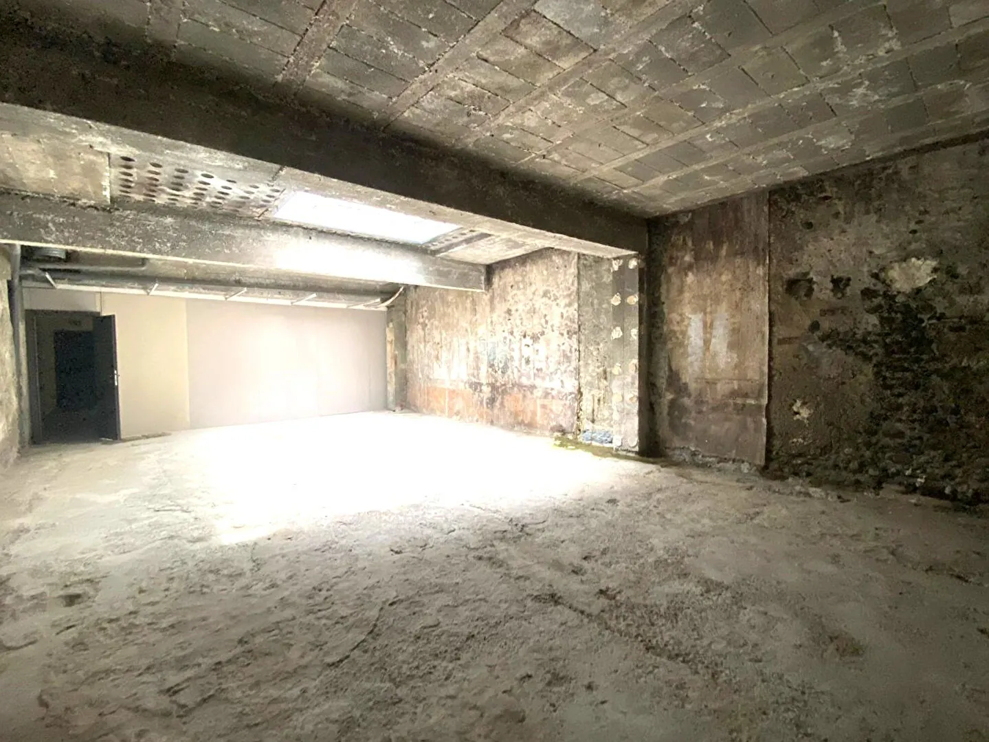 Local d'activité de 175 m² à Pau idéal pour divers projets, emplacement stratégique 