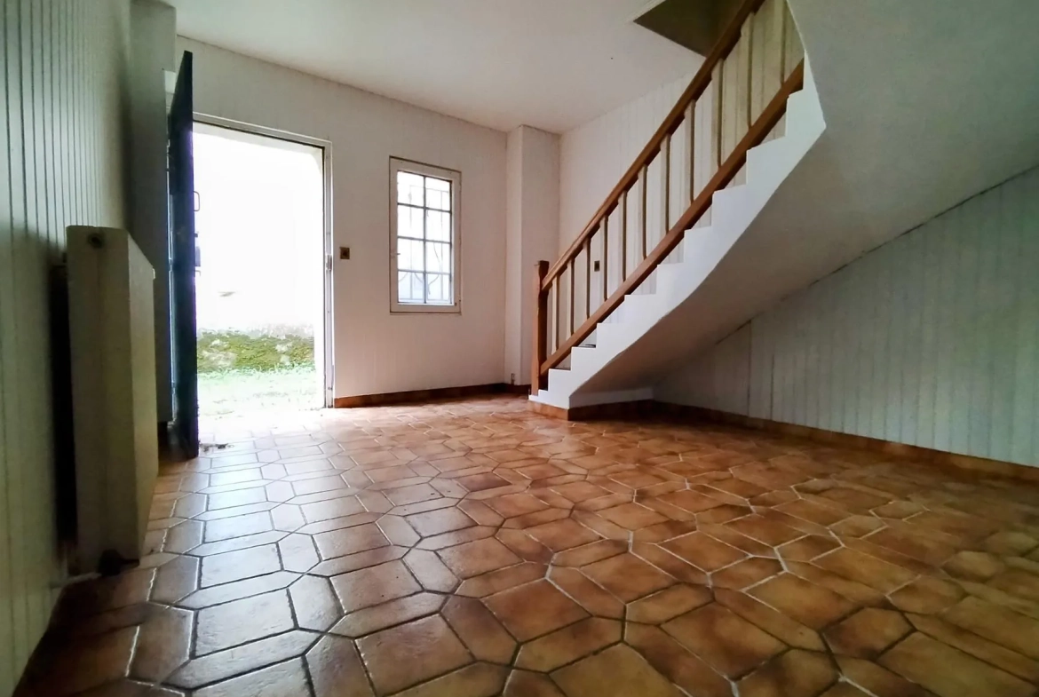 Maison en pierre à Langoiran avec potentiel de rénovation et grands volumes 