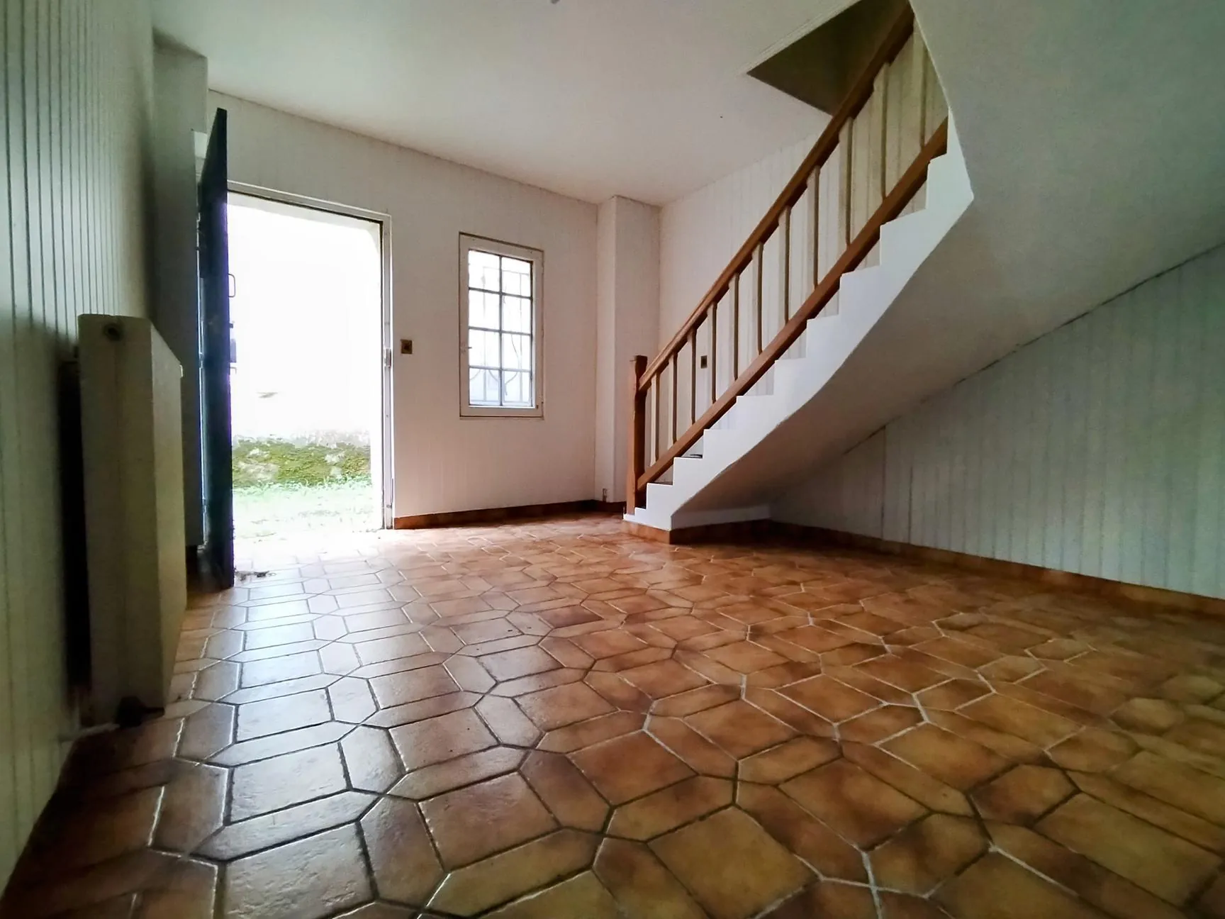 Maison en pierre à Langoiran avec potentiel de rénovation et grands volumes 
