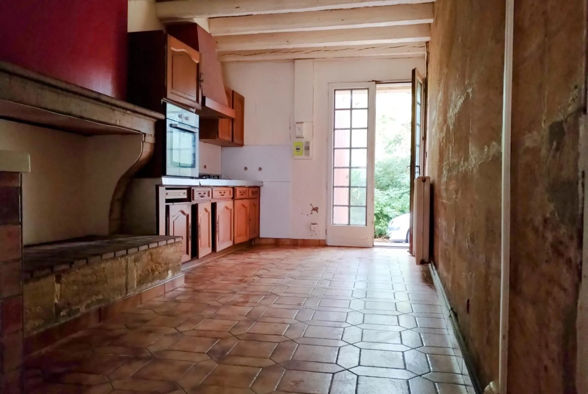 Maison en pierre à Langoiran avec potentiel de rénovation et grands volumes 