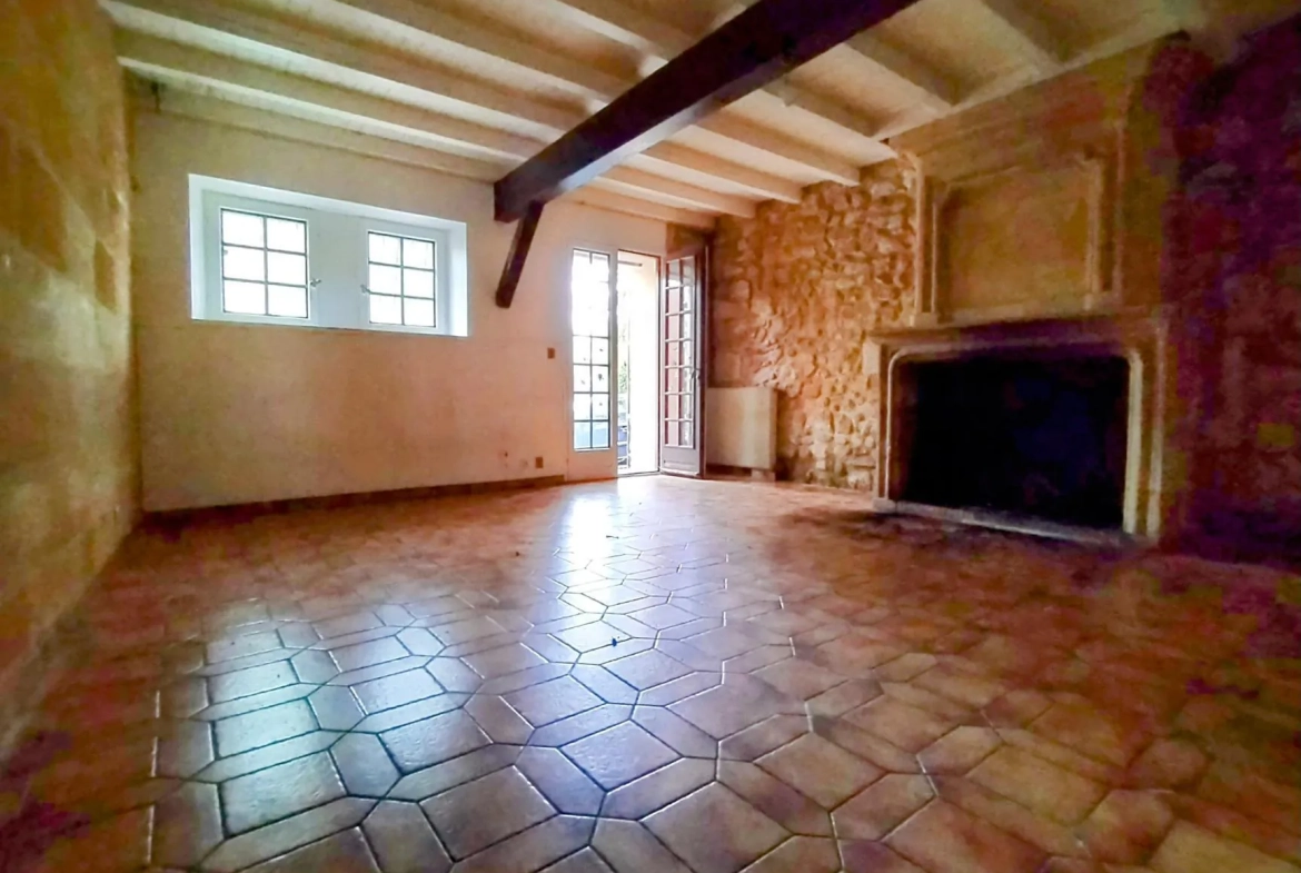 Maison en pierre à Langoiran avec potentiel de rénovation et grands volumes 
