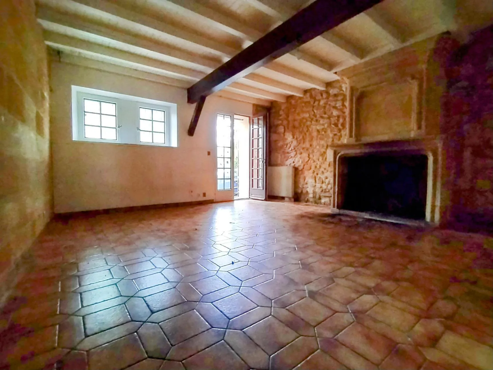 Maison en pierre à Langoiran avec potentiel de rénovation et grands volumes 