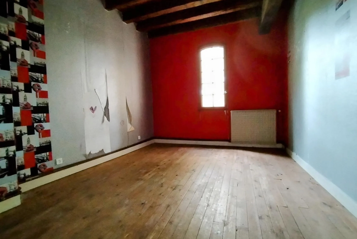 Maison en pierre à Langoiran avec potentiel de rénovation et grands volumes 