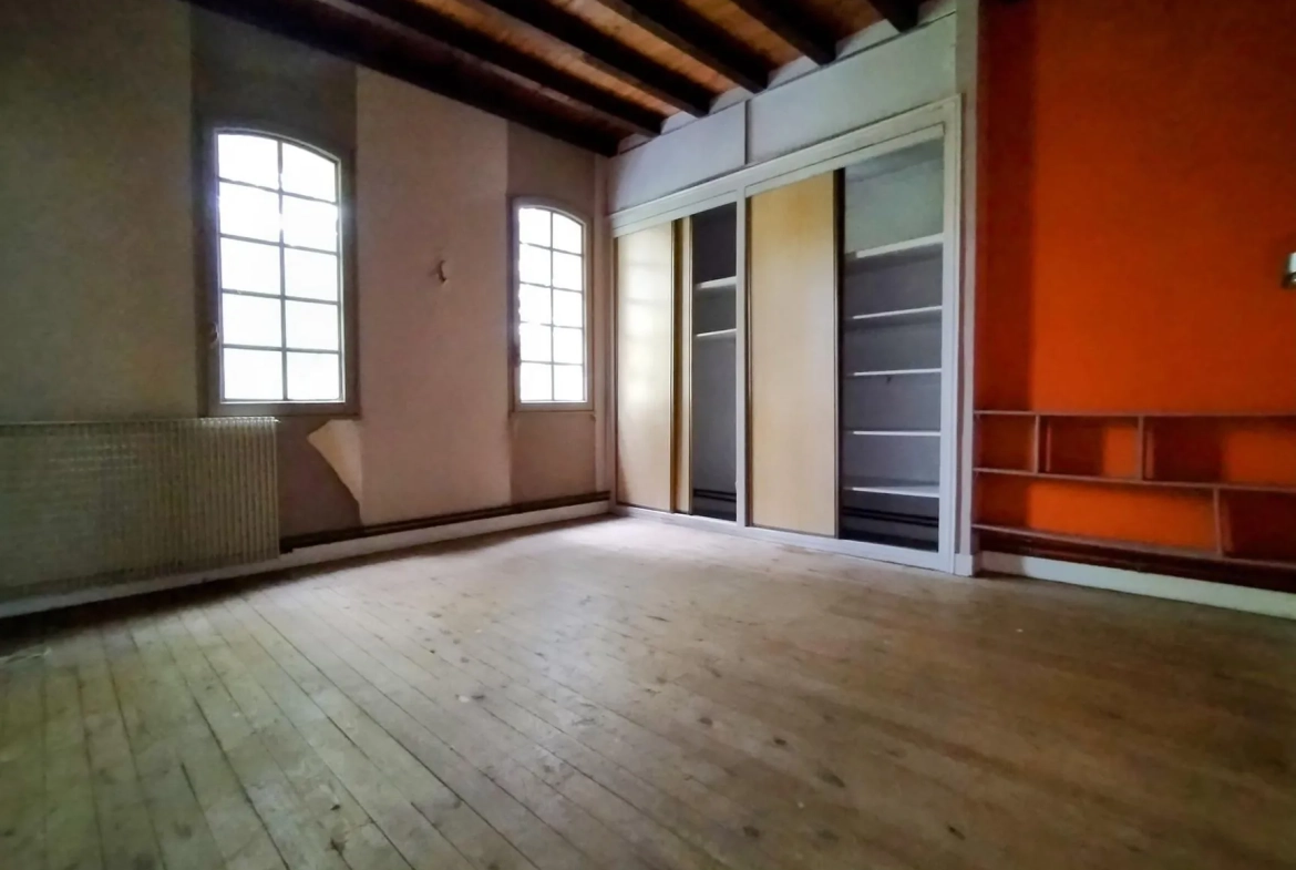 Maison en pierre à Langoiran avec potentiel de rénovation et grands volumes 