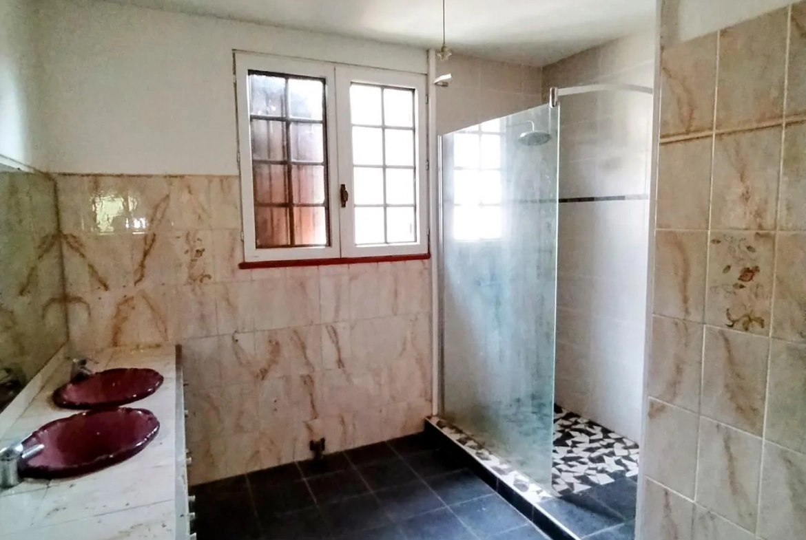 Maison en pierre à Langoiran avec potentiel de rénovation et grands volumes 