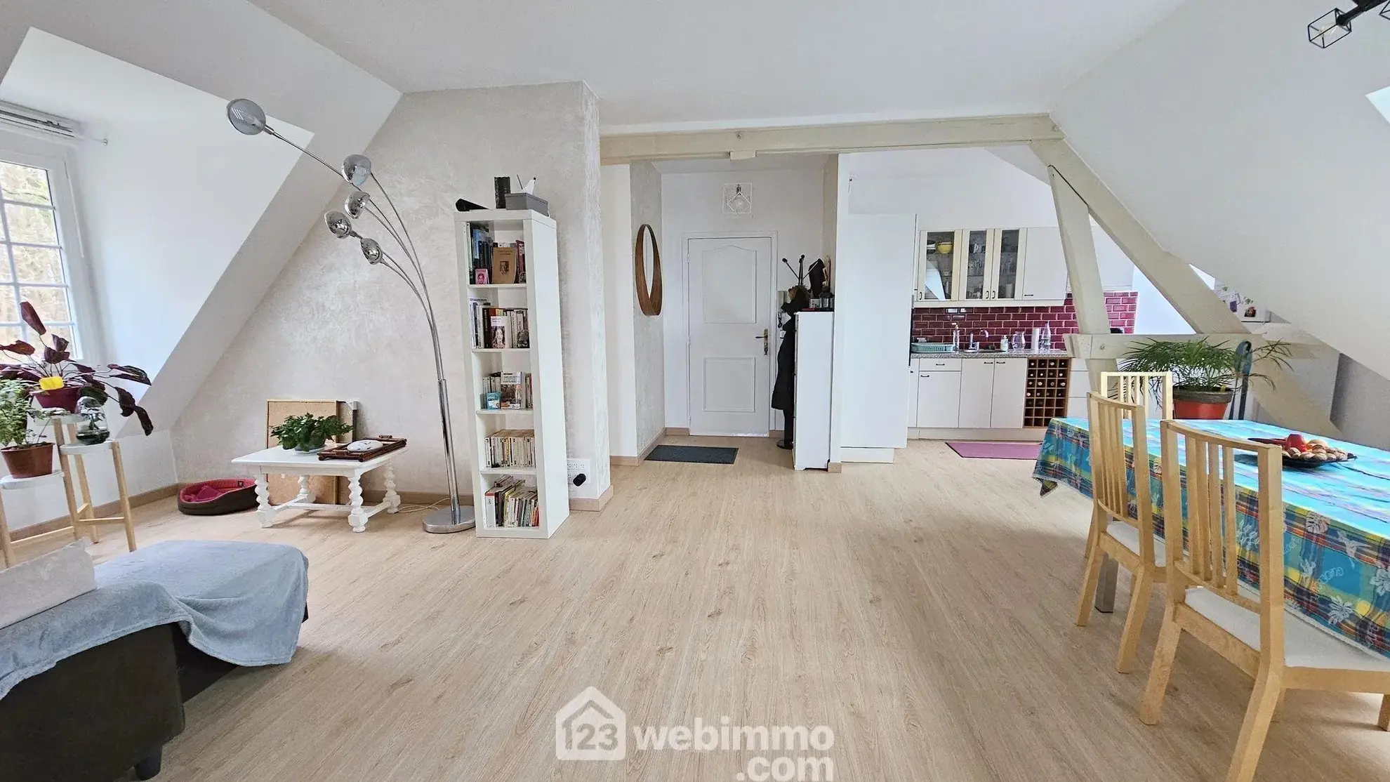 Charmant appartement rénové de 58 m² à Fontainebleau avec parking et cave 