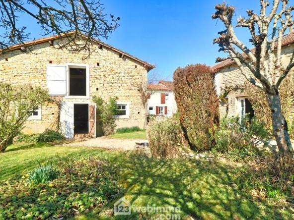 Maison de campagne de 109 m² avec dépendances proche de Civray