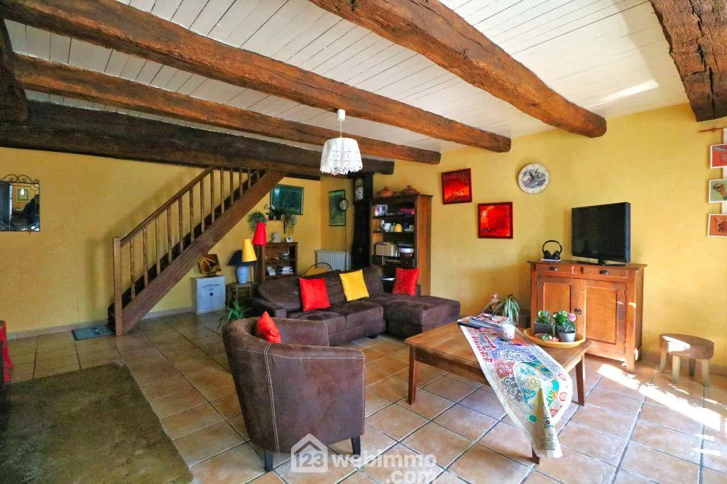 Maison de campagne de 109 m² avec dépendances proche de Civray 