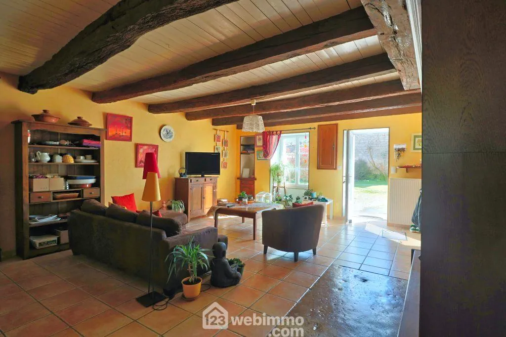 Maison de campagne de 109 m² avec dépendances proche de Civray 