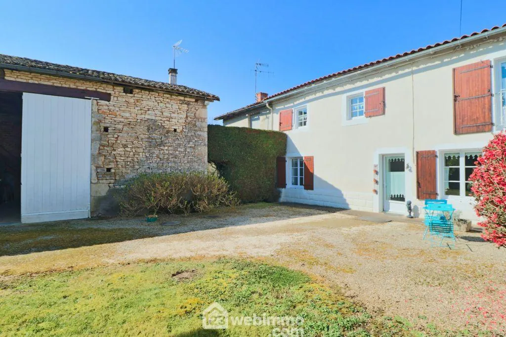 Maison de campagne de 109 m² avec dépendances proche de Civray 