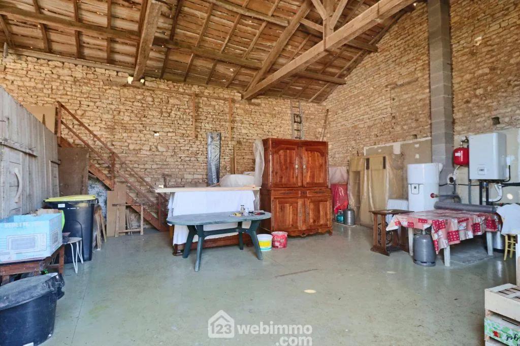 Maison de campagne de 109 m² avec dépendances proche de Civray 