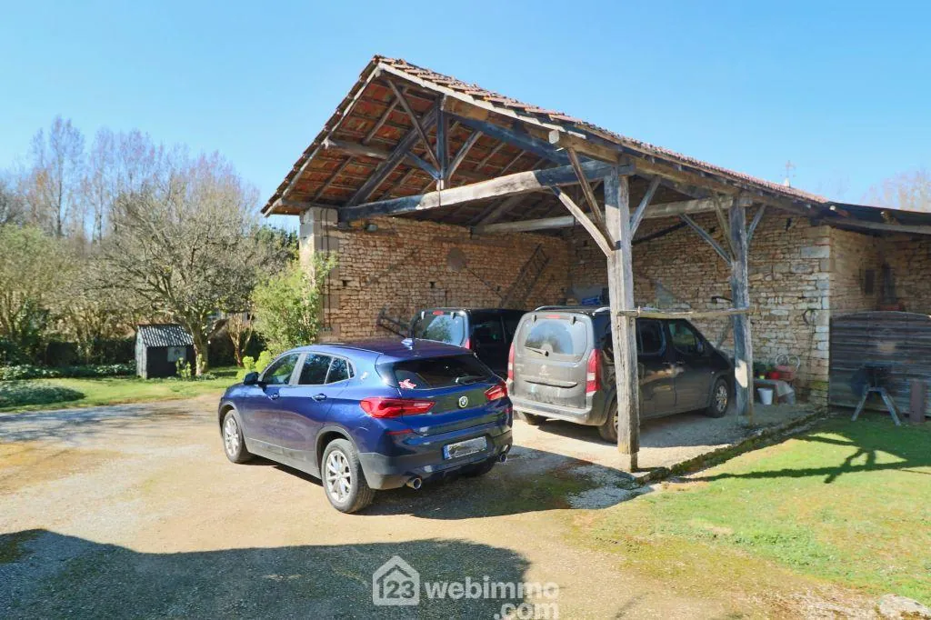 Maison de campagne de 109 m² avec dépendances proche de Civray 